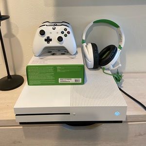 Mint condition XBOX ONE S
